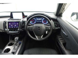 スポーティームード溢れる運転席周りですね。 クイックなドライビングに対応できるよな運転席回りになっています。 ドライブがますます楽しくなりますね!