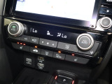 フルオートエアコンが装備されています!お好みの温度設定をするだけでエアコンの風量やモードの切り替えを自動でコントロールしてくれます!ユーザーの操作が少なく燃費走行にもつながります!