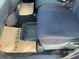助手席シートの座椅子の下にシートアンダーボックスがあり、収納に便利です。
