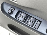 【電動格納ミラー】サイドミラーは電動格納式となっており、狭い駐車場でもキズがつくリスクを抑えられます。