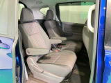 【リアシート】前席と後部座席の間に十分なゆとりがあり、ゆったりとくつろぐことが出来ます★