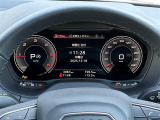 12.3インチカラー液晶フルデジタルディスプレイに、スピードメーター、タコメーター、マップ情報、Audi connectサービス、ラジオ/メディア情報をフレキシブルに表示。