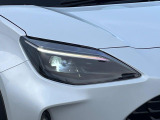 【LEDヘッドライト】悪天候や夜間走行時も良好な視界を確保し安心して運転できる高輝度LEDヘッドライトを装備!点灯速度が早く、消費電力も抑えられています。