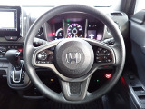 ハンドル左側にはオーディオ操作が出来るオーディオリモートコントロールスイッチ、右側にはHonda SENSINGとオートクルーズコントロールのスイッチを装備!