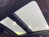 【調光パノラマルーフ】車内の解放感が一気に上がる大型パノラマルーフに調光機能がプラス!日差しが強い時、シェードを閉めなくてもガラスの透明度を調整することで心地よい明るさに♪
