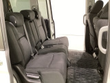 2列目シートは背もたれの角度調節ができるベンチシートになっております。長距離運転になってもゆったりとできるようにアームレストがついてます。