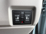両側電動スライドドアです。リモコンや運転席スイッチ、ドアハンドルの操作で自動開閉。お子様を抱き抱えている時や荷物の多いときなどに便利です!!
