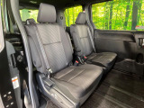後部座席も気になるようなキズ・汚れやへたり等、大きなダメージはなく、良好な状態です。