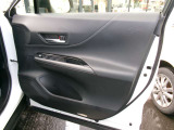 運転席の内張りは中古車なので細かい傷はあります。