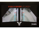 左右側面カラーモニターも装備。駐車枠や隣のクルマなど周囲との位置関係がよくわかり、駐車しやすいですよ。運転席からは目視できない助手席側の側面も見えますので、路肩に幅寄せする際なども安心です。