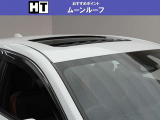 サンルーフがあると雨や曇った日でも室内が明るくなり晴れやかな気分になれます。換気などにも便利で人気の装備です。