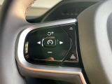 全車速追従機能付アダプティブクルーズコントロールは高速道や、渋滞時に、 自動で加速・走行・減速・停止をコントロールする機能で、疲労を軽減してくれます。右側にはボイスコントロール等のスイッチがつきます。