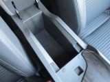 前席アームレスト下部には小物類が収納できる深みのある収納があります