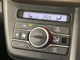 【オートエアコン】一度お好みの温度に設定すれば、車内の温度を検知し風量や温度を自動で調整。暑い&hellip;寒い&hellip;と何度もスイッチ操作をする必要はありません。快適な車内空間には必須の機能ですね♪