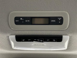 【Wエアコン(後席エアコン)】エアコンが前席に加え、後部座席用にも独立して設置されていており、暑い夏でも寒い冬でも、車内に快適な空気を届けるので、いつでも快適な車内空間を創り上げます!