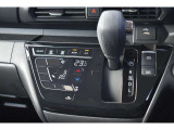 タッチパネル式オートエアコンで温度を設定するだけで快適な車内環境を維持することができます。