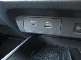 USBも2ポートありますので同乗者の方との同時充電もできますよ