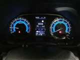 とっても見やすいメーターです。夜間時はラグジュアリーな気分にさせてくれる照明が魅力ですので、夜のドライブも楽しみになりますよ♪