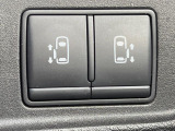 【両側パワースライドドア】スマートキーや運転席のスイッチで後席両側スライドドアの開閉が可能♪電動だから力を入れてドアを開ける必要が無く、小さなお子様でも簡単に開け閉めでき快適です♪