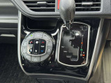 エアコンはオートエアコンです(^-^)温度調節も細かくできるので車内を快適な温度にできますよ(*^^*)人気の装備です☆