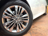 【純正アルミホイール】外観にマッチした純正アルミホイールを装着しております。各種社外アルミホイールや、スタッドレスタイヤも取扱いしております。是非ご相談ください♪