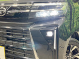 【LEDヘッドライト】悪天候や夜間走行時も良好な視界を確保し安心して運転できる高輝度LEDヘッドライトを装備!点灯速度が早く、消費電力も抑えられています。