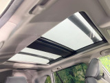 【サンルーフ】ボタンひとつで開閉可能!開放感たっぷりのサンルーフが装着されています!車内に明かりを取り入れたり景色を楽しむ以外にも、よどみがちな車内の空気も簡単に換気できて快適です!