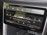 タッチコントロール式2ゾーンフルオートエアコンパネル。運転席、助手席それぞれ独立して温度管理が可能です。花粉やダストを除去するフレッシュエアフィルターも装備され、クリーンな室内環境を保ちます。