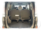 3列目シートは跳ね上げ式で折りたたみ可能です。キャンプ用品など大きな荷物もばっちり収納可能です!