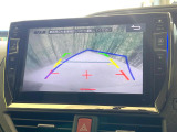 【バックカメラ】駐車時に後方がリアルタイム映像で確認できます。大型商業施設や立体駐車場での駐車時や、夜間のバック時に大活躍!運転スキルに関わらず、今や必須となった装備のひとつです!