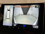 パノラミックビューモニターシステムが付いているので車の上から見た映像が確認できますよ。 一目で車両周辺の情報を確認できますが、直接安全をご確認下さい。