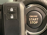 【キーレススタートシステム】カバンやポケットに入れたままでもドアの施錠・解錠が可能なスマートキーを装備。エンジンのオン・オフ時もカギを取り出す必要が無いからとっても便利です♪