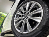 【純正18インチアルミホイール】外観にマッチした純正アルミホイールを装着しております。各種社外アルミホイールや、スタッドレスタイヤも取扱いしております。是非ご相談ください♪