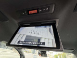後席モニターも装備してます☆後席にお乗りになられてもTV映像やDVD映像の視聴が可能で快適です☆