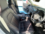 乗り降りの楽な運転席。適度なホールドで長距離ドライブも快適ですね。