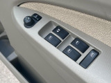 【電動格納ミラー】サイドミラーは電動格納式となっており、狭い駐車場でもキズがつくリスクを抑えられます。