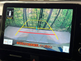 【バックカメラ】駐車時に後方がリアルタイム映像で確認できます。大型商業施設や立体駐車場での駐車時や、夜間のバック時に大活躍!運転スキルに関わらず、今や必須となった装備のひとつです!