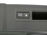 【パワーバックドア】パワーバックドア装着車です。ボタンを押すだけ、力要らずでドアの開閉が可能になります。
