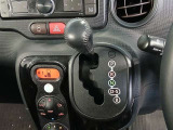 インパネシフトを採用することで、足元が広くスッキリとした快適な運転席まわりを実現しています