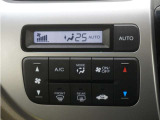フルオートエアコン搭載。好みの温度に設定するだけで、風向や風量を自動でコントロール!いつでも快適な車内環境に。