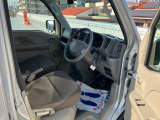 低めの乗降ステップ!体格に合わせて運転姿勢を取りやすくした運転席などこだわりのフロントシート!消毒済みなので安心!