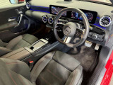 メルセデスのシートは、少し硬めに出来ておりますので、長時間の運転でも疲れにくく、安全にドライビングをお楽しみ頂けます