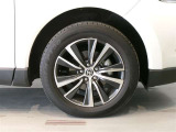 純正のアルミホイール装着車です。タイヤサイズは225/60R18です。