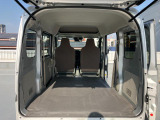 リヤシートも全車消毒済み。シートを倒すと箱形でフラットな床面でひろーい荷室。各種ケース、箱物がたっぷり積めます