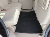 【後部座席のフロアマット】後部座席も純正フロアマット付きです。こちらも大きなスレや傷、汚れなどなくこちらも綺麗な状態です。