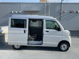 荷室幅がわかるサイドビュー。リヤドアは開閉しやすい持ち手の【縦型スライドドアハンドル】!