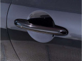 【スマートキー】車両のキーをカバンやポケットに入れたまま、お車の開閉が可能で御座います。お車の前に立ってキーを探す必要が御座いません。