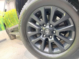 【純正アルミホイール】外観にマッチした純正アルミホイールを装着しております。各種社外アルミホイールや、スタッドレスタイヤも取扱いしております。是非ご相談ください♪
