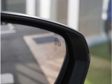 【ブラインドスポットモニター】車線変更時の側方確認をサポートします。斜め後方から接近するクルマを、ドアミラー内の警告灯でお知らせします。