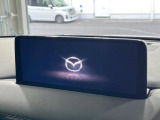 【10.25インチマツダコネクト】車内の雰囲気にマッチした大型ディスプレイ。スマホ接続でのナビ使用やBluetooth再生等、様々な機能が楽しめます。直感的なダイヤル操作が可能で、使い勝手も良好です。